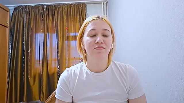 LiloBellas online show from November 4, 2025, 7:23 am