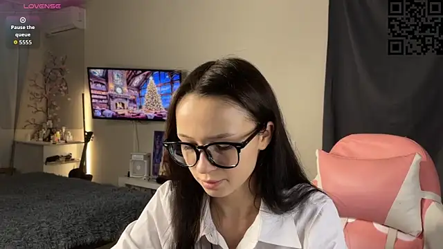 ella simons online show from November 19, 2025, 12:54 am