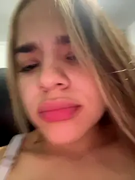 Snapshot of Sara_Diamont chatting on October 31, 2025, 4:09 am Sara Diamont online show from October 31, 2025, 4:09 am