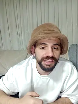 lazzzz09 online show from December 16, 2025, 8:46 pm