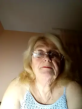 AmyLove353 online show from November 13, 2025, 9:08 pm