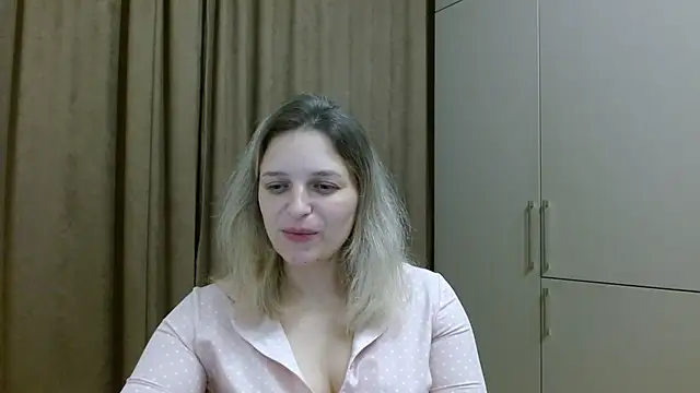 ElisSky301 online show from December 1, 2025, 10:10 pm