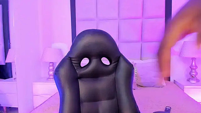 Britanny-Jhonsons online show from December 1, 2025, 10:32 pm