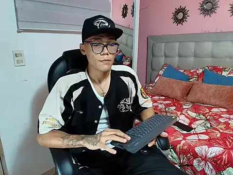 Snapshot of aron_big_big chatting on October 21, 2025, 7:35 pm aron big big online show from October 21, 2025, 7:35 pm