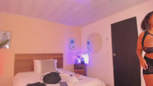 Snapshot of YariRose chatting on December 18, 2025, 2:10 pm YariRose online show from December 18, 2025, 2:10 pm