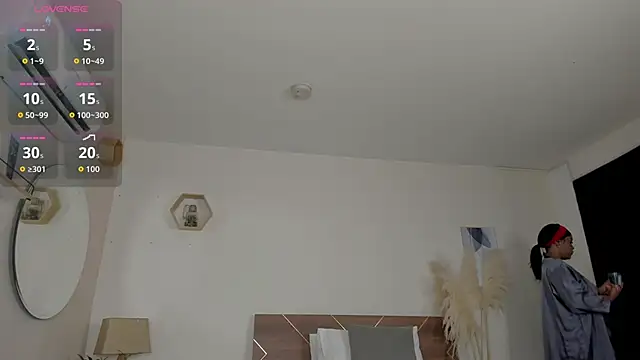 Snapshot of YariRose chatting on November 7, 2025, 2:10 pm YariRose online show from November 7, 2025, 2:10 pm