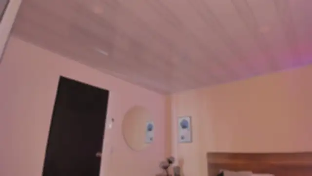 Snapshot of YariRose chatting on December 17, 2025, 2:11 pm YariRose online show from December 17, 2025, 2:11 pm