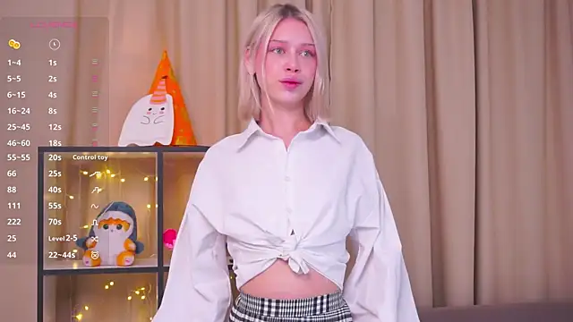 Snapshot of MimiGlow chatting on October 30, 2025, 9:55 pm MimiGlow online show from October 30, 2025, 9:55 pm