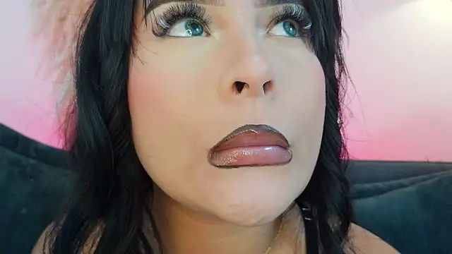 mia roux1 online show from April 15, 2026, 9:04 pm