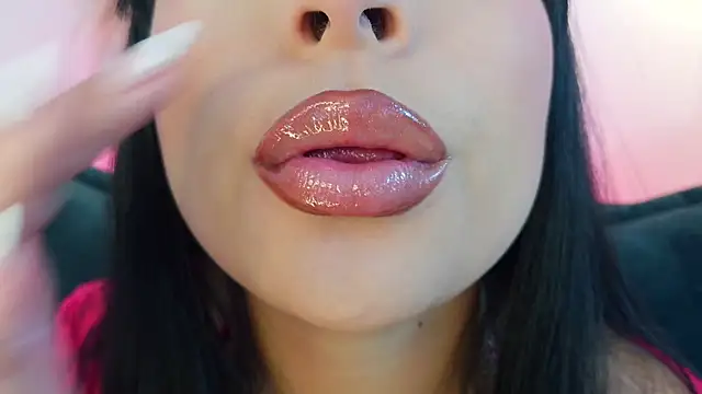 mia roux1 online show from April 6, 2026, 11:06 pm