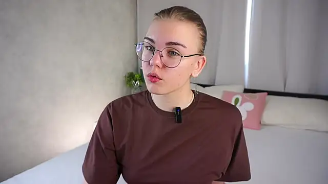 MelodyBaur online show from April 17, 2026, 11:35 am