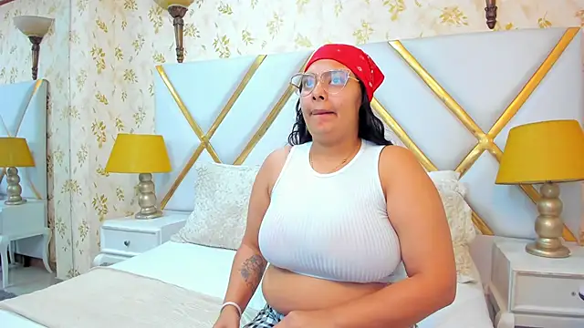 Snapshot of Julieta_Owen chatting on October 30, 2025, 2:14 pm Julieta Owen online show from October 30, 2025, 2:14 pm