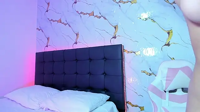 Scarlet DLuce online show from April 1, 2026, 9:10 am