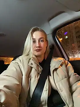 Snapshot of MilliEva chatting on October 28, 2025, 12:44 am MilliEva online show from October 28, 2025, 12:44 am