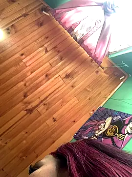 Snapshot of Emilyy-18 chatting on October 26, 2025, 5:57 pm Emilyy-18 online show from October 26, 2025, 5:57 pm