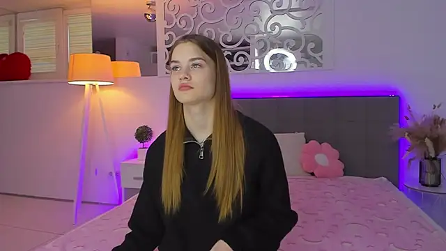 LuisaClover online show from December 2, 2025, 1:13 pm