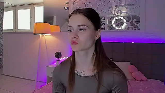 LuisaClover online show from April 13, 2026, 12:31 pm