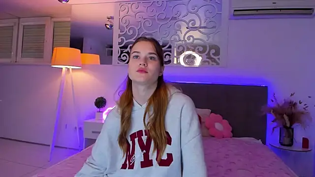 LuisaClover online show from December 1, 2025, 1:56 pm