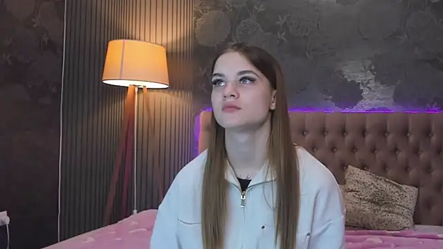 LuisaClover online show from November 17, 2025, 1:04 pm