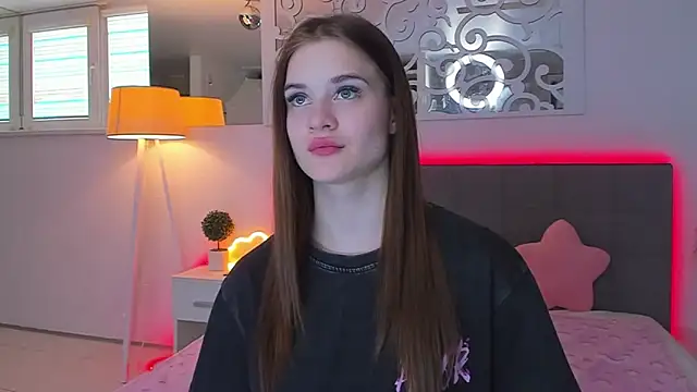 LuisaClover online show from April 10, 2026, 12:23 pm