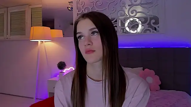 LuisaClover online show from April 11, 2026, 7:50 pm