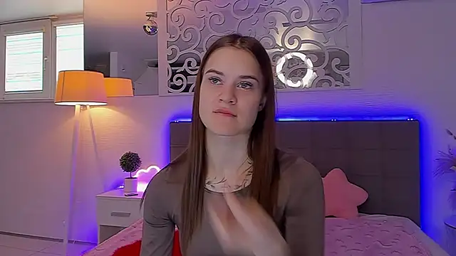 LuisaClover online show from April 17, 2026, 12:08 pm