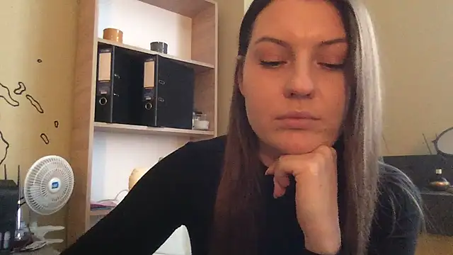 Snapshot of DollyRoma chatting on October 22, 2025, 12:59 pm DollyRoma online show from October 22, 2025, 12:59 pm