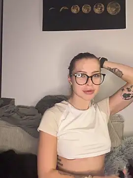 AlyssaSchwarz online show from December 1, 2025, 5:47 pm