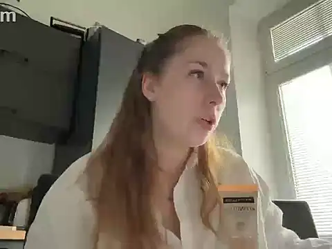 Nicole Wallker online show from October 28, 2025, 8:13 am