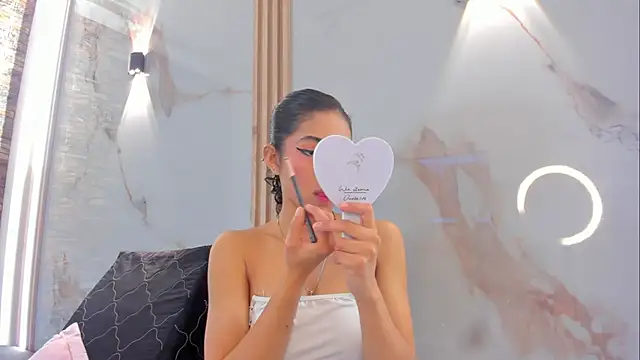 Victoria Dubois  online show from November 6, 2025, 12:09 pm