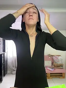 Lia  white online show from November 5, 2025, 1:14 pm