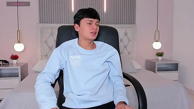 Maxii18  online show from December 17, 2025, 6:35 pm