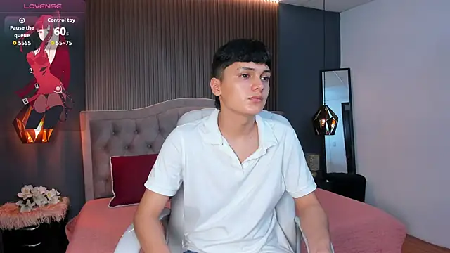 Maxii18  online show from November 5, 2025, 7:39 pm