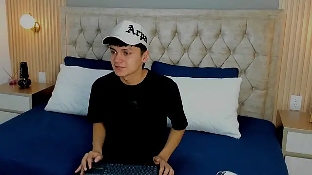 Maxii18  online show from January 11, 2026, 2:51 am