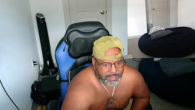 Snapshot of SplendaDaddy50 chatting on October 24, 2025, 5:23 pm SplendaDaddy50 online show from October 24, 2025, 5:23 pm