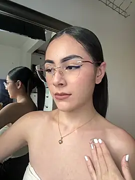 Snapshot of IslaCole chatting on February 12, 2026, 9:47 pm IslaCole online show from February 12, 2026, 9:47 pm