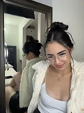 Snapshot of IslaCole chatting on February 18, 2026, 1:58 am IslaCole online show from February 18, 2026, 1:58 am