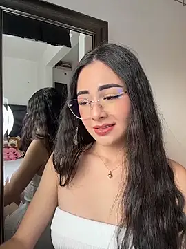 Snapshot of IslaCole chatting on February 16, 2026, 9:24 pm IslaCole online show from February 16, 2026, 9:24 pm