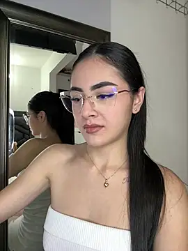 Snapshot of IslaCole chatting on February 7, 2026, 11:24 pm IslaCole online show from February 7, 2026, 11:24 pm