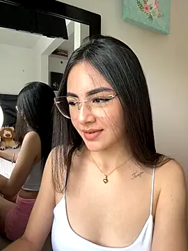 IslaCole online show from October 27, 2025, 7:15 pm