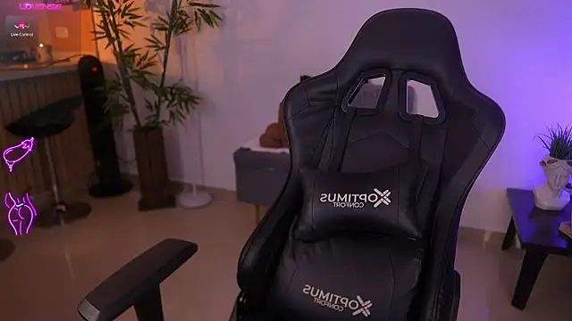 JessicaPratt online show from April 6, 2026, 7:37 pm