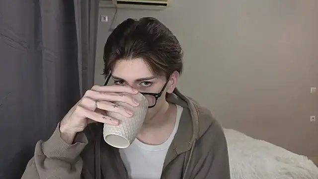 Snapshot of Oliver_star_boy_ chatting on October 25, 2025, 4:40 pm Oliver star boy  online show from October 25, 2025, 4:40 pm