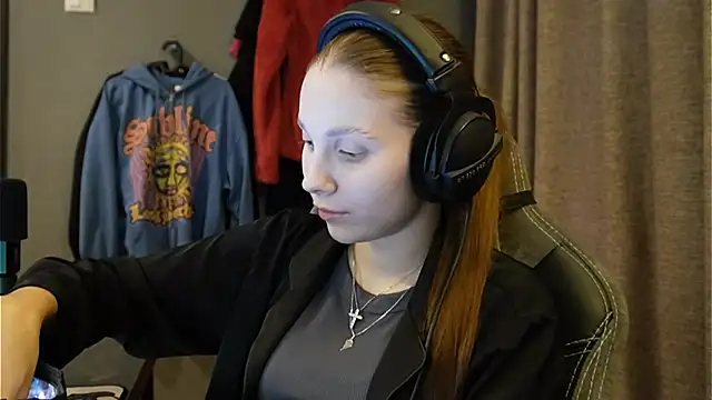 Softixq online show from November 17, 2025, 3:27 pm