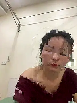 Bee Yellow00 online show from October 30, 2025, 5:28 am