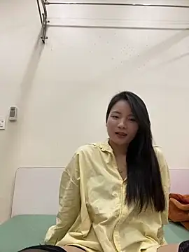 Bee Yellow00 online show from December 3, 2025, 4:35 am