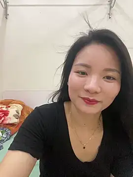 Bee Yellow00 online show from May 18, 2026, 4:18 am
