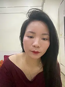 Bee Yellow00 online show from March 31, 2026, 4:47 am