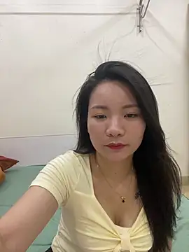 Bee Yellow00 online show from May 21, 2026, 4:43 am