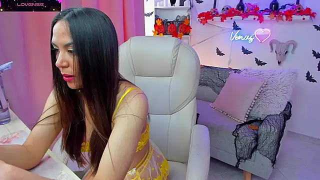 Snapshot of VenusIsLove_ chatting on October 9, 2025, 7:14 pm VenusIsLove  online show from October 9, 2025, 7:14 pm