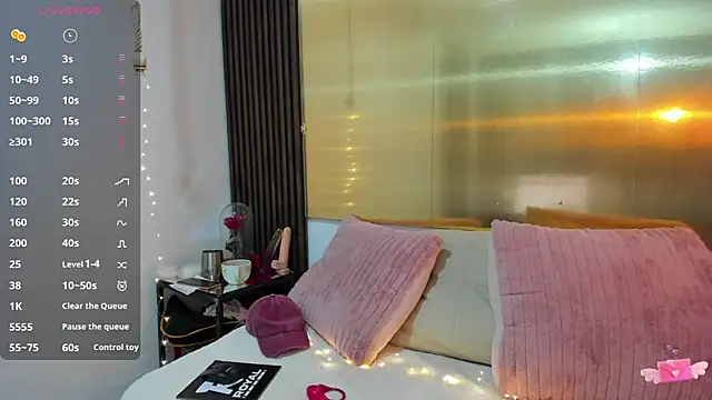 LunaaMorena online show from November 18, 2025, 1:03 pm